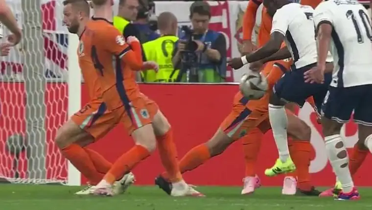Bukayo Saka igranje rukom