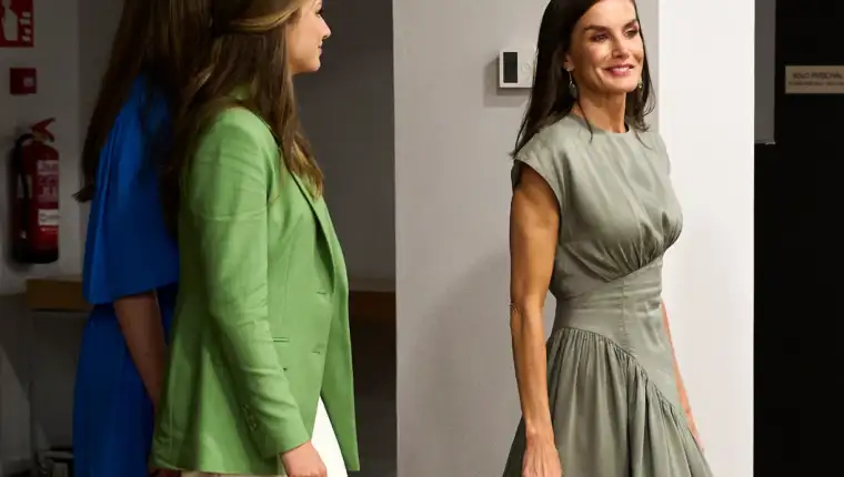 reina-letizia-con-vestido-verde-olivo-y-zapatos-de-tacón