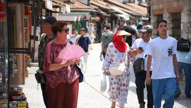 AA-20240630-35013146-35013141-BROJNI_TURISTI_NA_ULICAMA_SARAJEVA