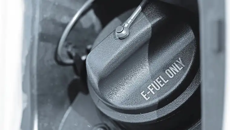 Tankdeckel von einem Auto mir dem Hinweis E-Fuel Only