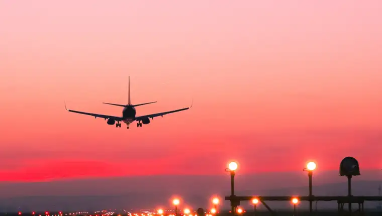 avion-atardecer-pista