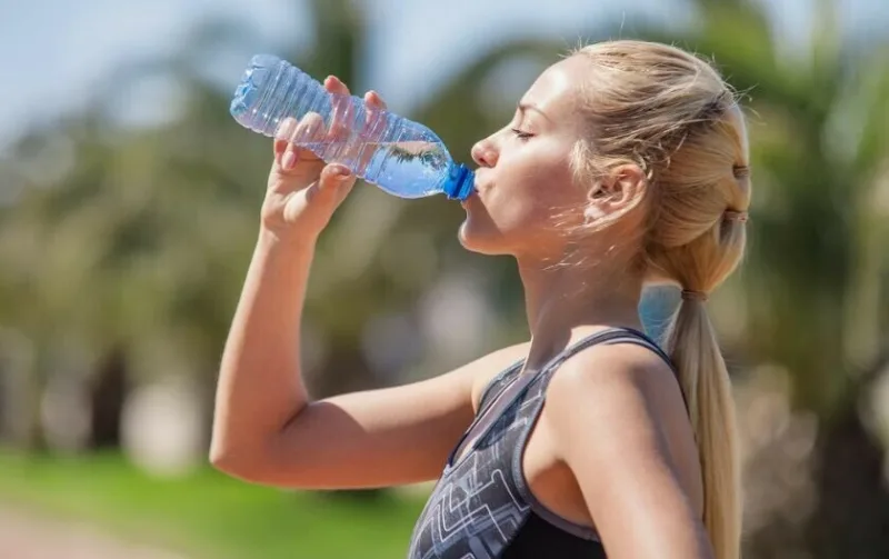 pijenje iz plastične flaše