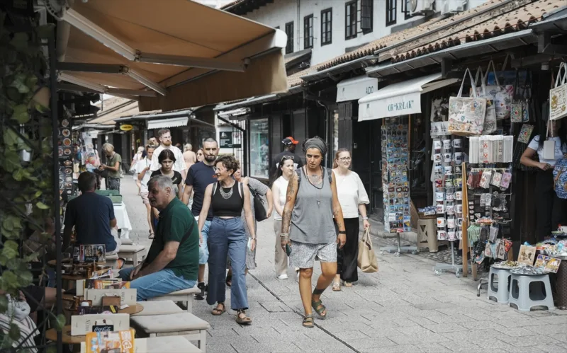 AA-20240811-35376421-35376420-NOVE_AVIONSKE_LINIJE_I_VELIKE_MANIFESTACIJE_DAJU_PLODOVE_SARAJEVO_RUSI_REKORDE_DOLAZAKA_I_NOCENJA_TURISTA