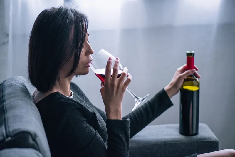 vino alkohol žena
