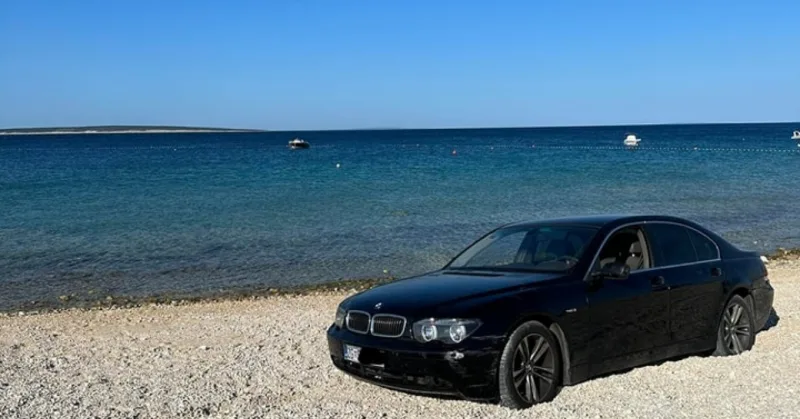 auto na plaži
