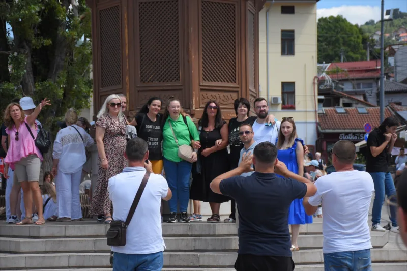 AA-20240811-35378144-35378141-BROJNI_GRADANI_I_TURISTI_NEDJELJU_ISKORISTILI_ZA_SETNJU_BASCARSIJOM