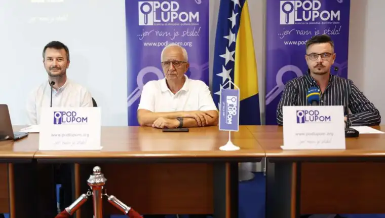 pod lupom