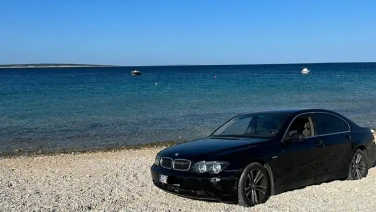 auto na plaži