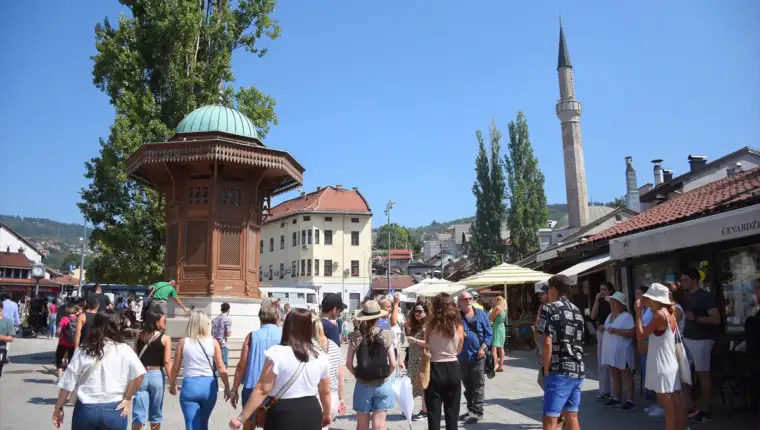 AA-20240831-35529612-35529600-BROJNI_TURISTI_NA_ULICAMA_SARAJEVA