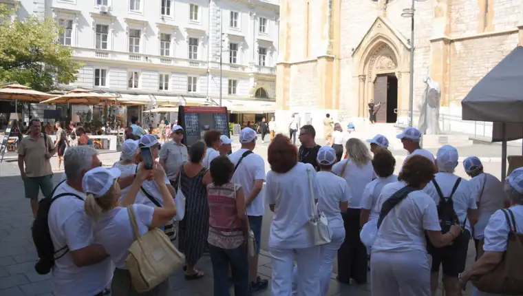 AA-20240831-35529612-35529608-BROJNI_TURISTI_NA_ULICAMA_SARAJEVA