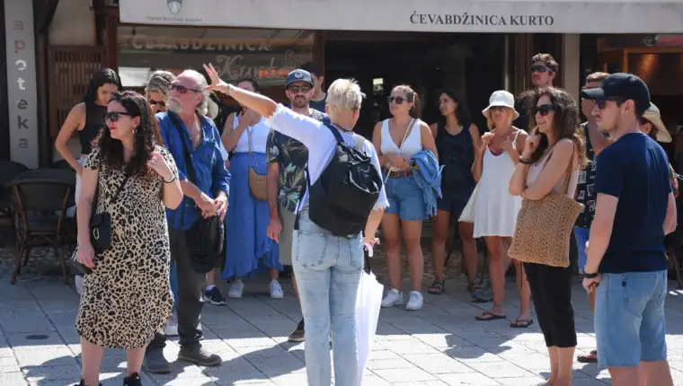 AA-20240831-35529612-35529598-BROJNI_TURISTI_NA_ULICAMA_SARAJEVA