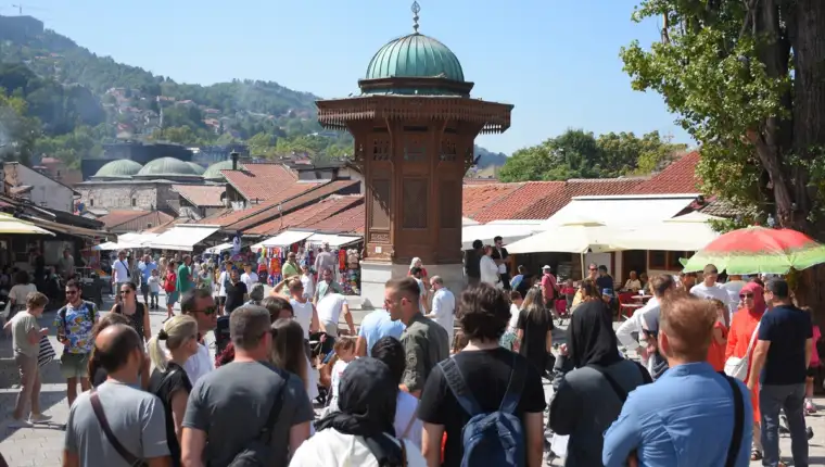 AA-20240831-35529612-35529593-BROJNI_TURISTI_NA_ULICAMA_SARAJEVA