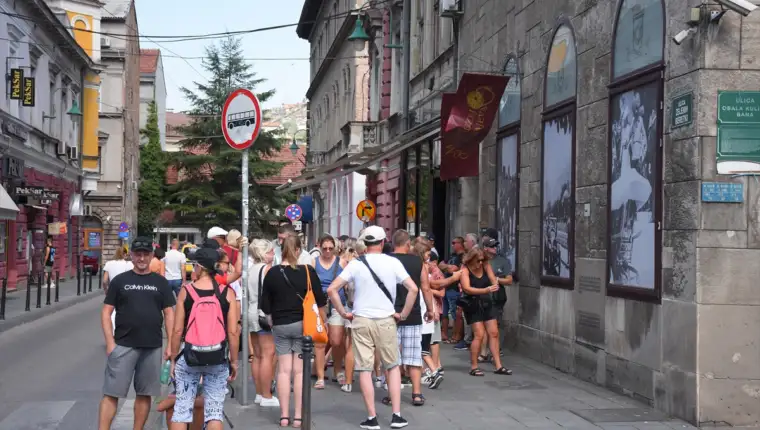 AA-20240831-35529612-35529587-BROJNI_TURISTI_NA_ULICAMA_SARAJEVA