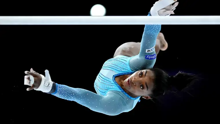 Simone-Biles-competes-on-uneven-bars-2023-FIG-Artistic-Gymnastics-World-Championships