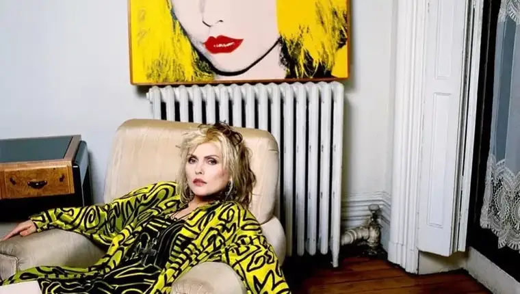 warholov-portret-pjevacice-debbie-harry-ide-na-prodaju
