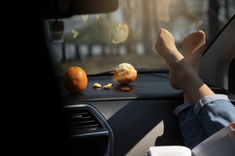 noge na tabli auto freepik