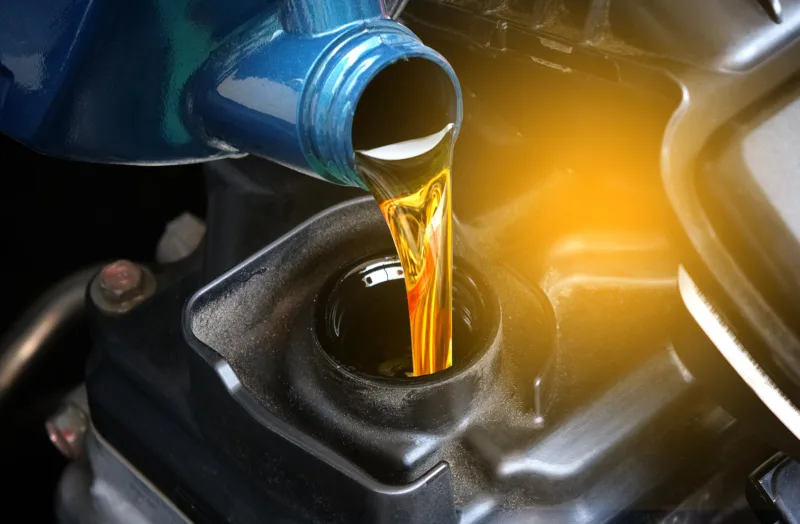 Refueling and pouring oil quality into the engine motor car Tran