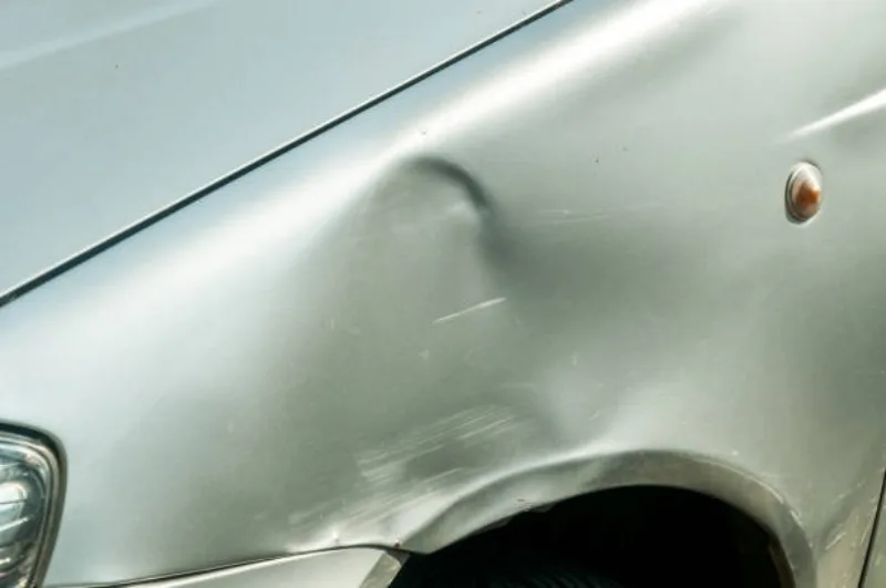 udubljenje na automobilu