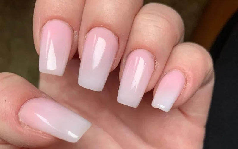 beli-ombre-nokti-ruka
