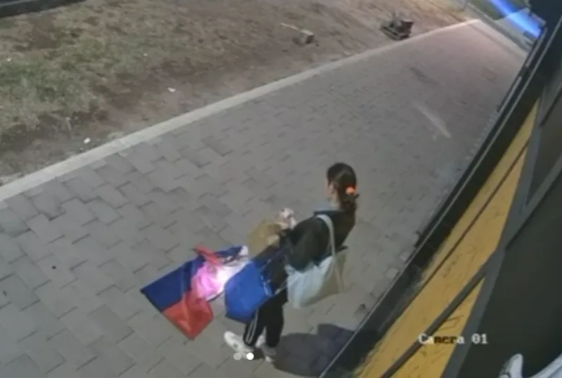 žena zapalila zastavu srbije