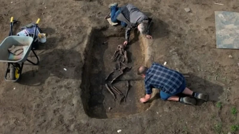 Asum-viking-skeletons-11