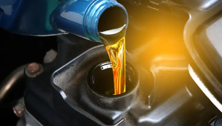 Refueling and pouring oil quality into the engine motor car Tran