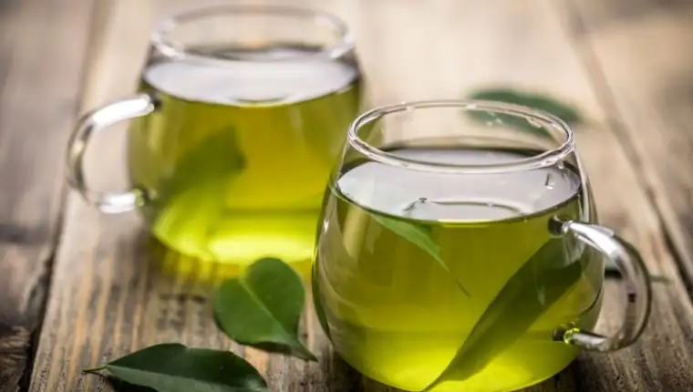 Fresh,Green,Tea,With,Tea,Leaves,In,The,Water