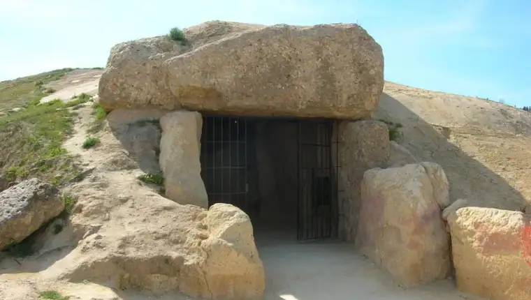 1024px-Dolmen_de_Menga_Antequera