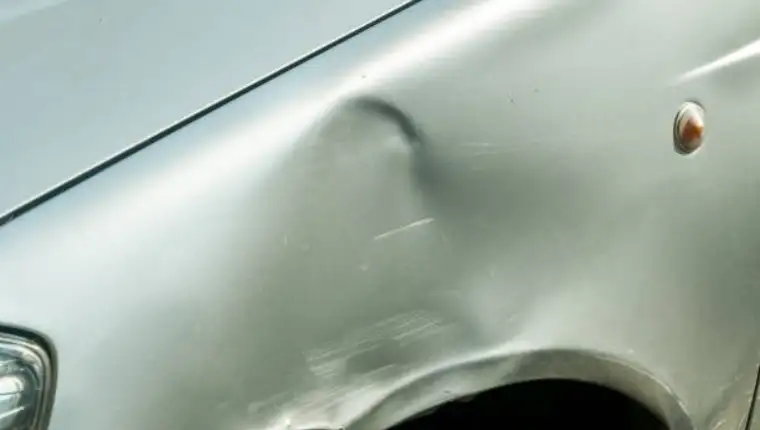 udubljenje na automobilu
