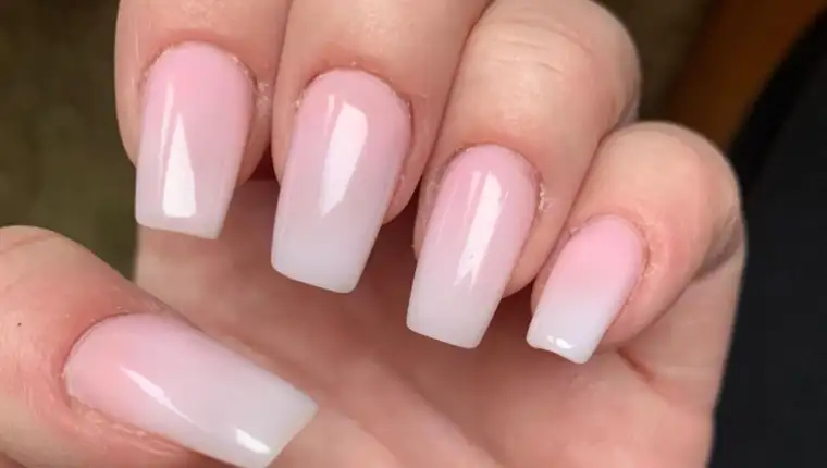 beli-ombre-nokti-ruka
