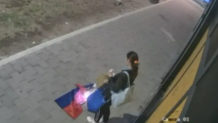 žena zapalila zastavu srbije