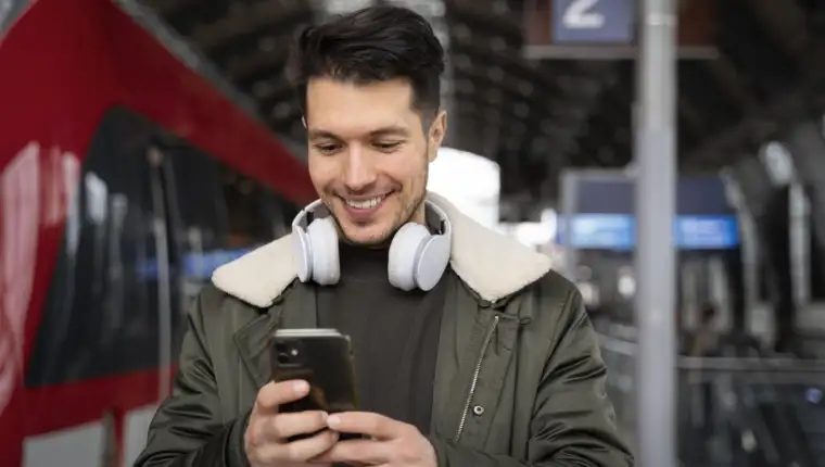 muskarac drzi mobitel Freepik