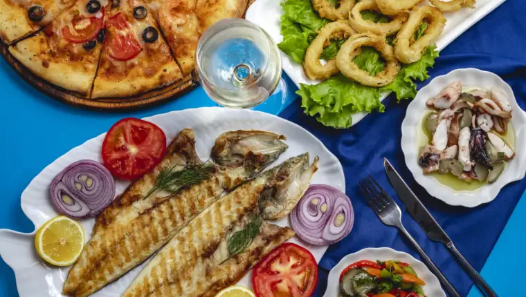 grilled fish onion tomato calamary green salad top view