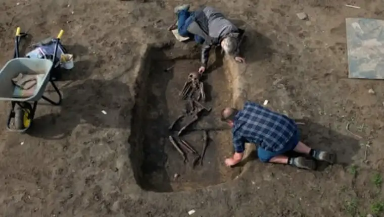 Asum-viking-skeletons-11