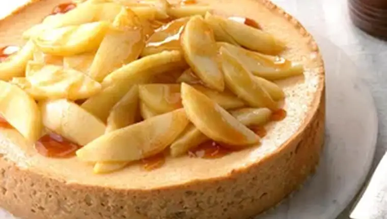 Cinnamon-Apple-Cheesecake_EXPS_UGFBMZ17_33485_B04_04_4b-3