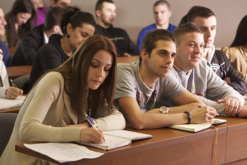 hTF7b8Ls_studenti898