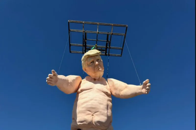 gola statua donald trump