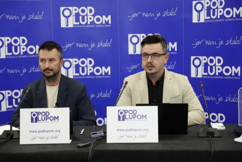 pod lupom