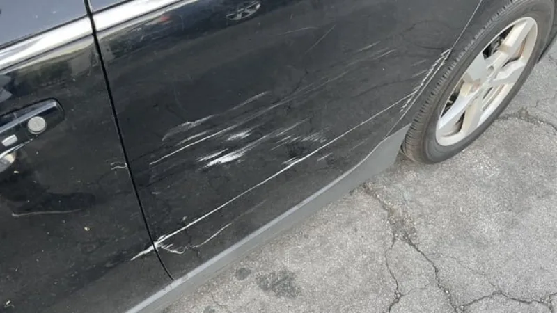 ogrebotine na parkingu