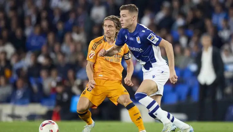 Real Sociedad v Real Madrid CF - LaLiga EA Sports Luka Sucic of Real Sociedad competes for the ball with Luka Modric of