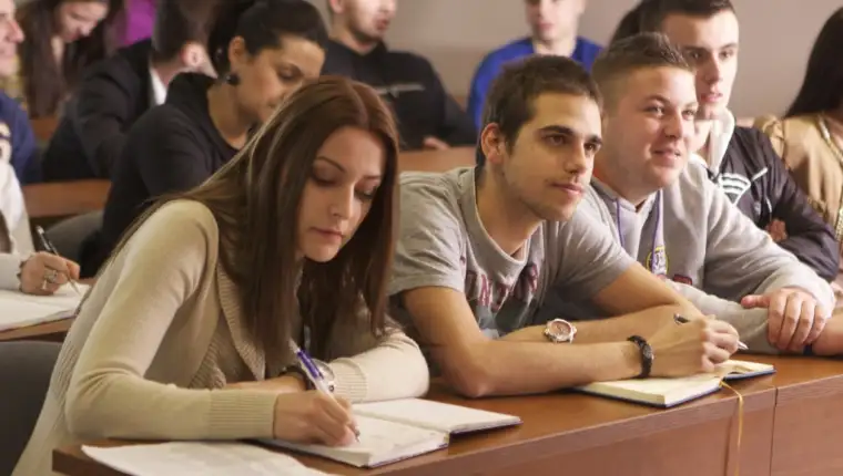 hTF7b8Ls_studenti898
