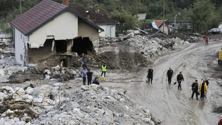 Potpredsjednik turskog AFAD-a Tasdelen obišao poplavljena područja u BiH: Turkiye šalje stambene kontejnere i generatore (Donja Jablanica)