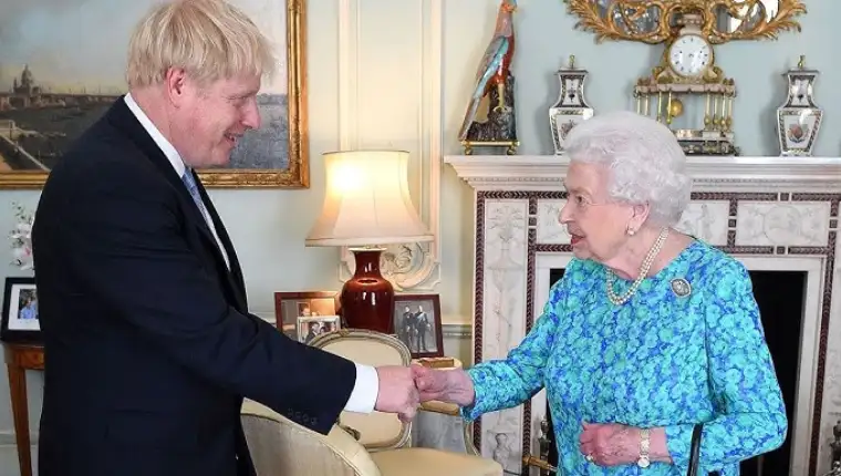 boris johnson kraljica
