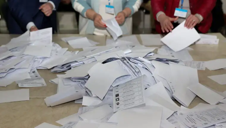 2024-10-20T210450Z_461402844_RC2LOAAYBCIC_RTRMADP_5_MOLDOVA-ELECTION-scaled