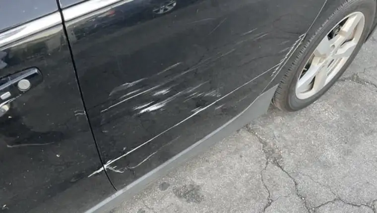 ogrebotine na parkingu