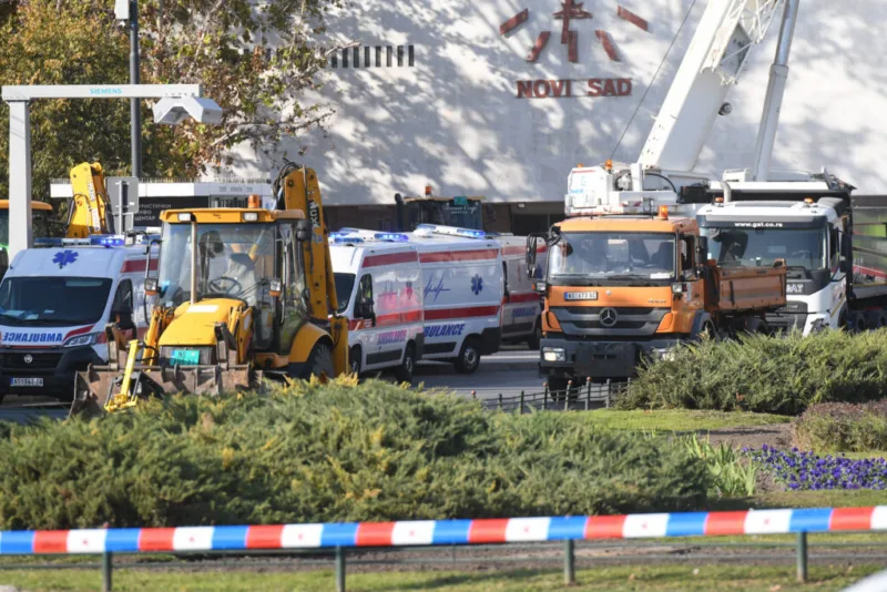 SRUSILA SE NADSTRESNICA ISPRED ZELEZNICKE STANICE U NOVOM SADU