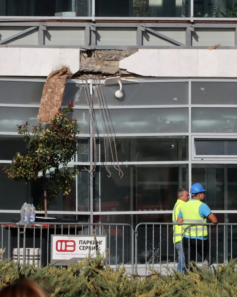 AA-20241102-36086511-36086507-NOVI_SAD_DAN_NAKON_TRAGEDIJE_SVECE_I_CVECE_KOD_MESTA_NESRECE_ZASTAVE_NA_POLA_KOPLJA
