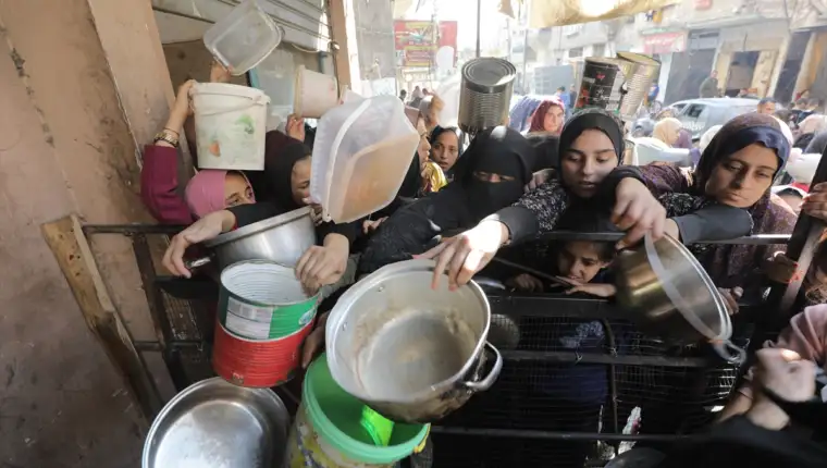 AA-20241103-36093782-36093772-GAZA_PALESTINCI_U_REDOVIMA_CEKAJU_HRANU