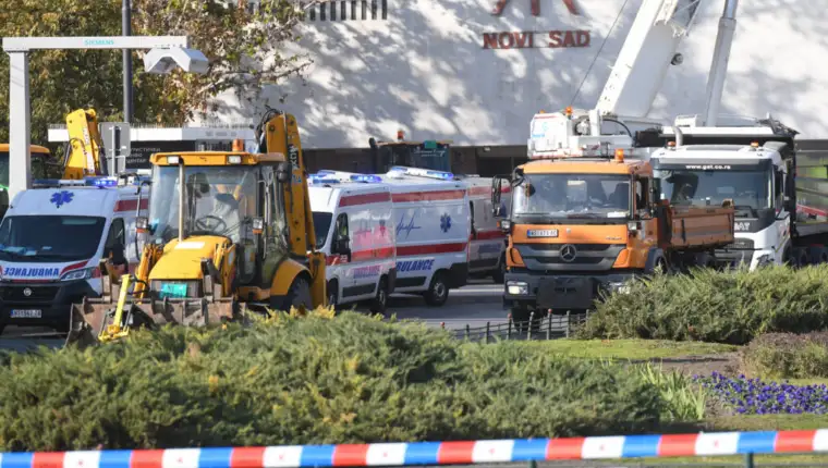 SRUSILA SE NADSTRESNICA ISPRED ZELEZNICKE STANICE U NOVOM SADU