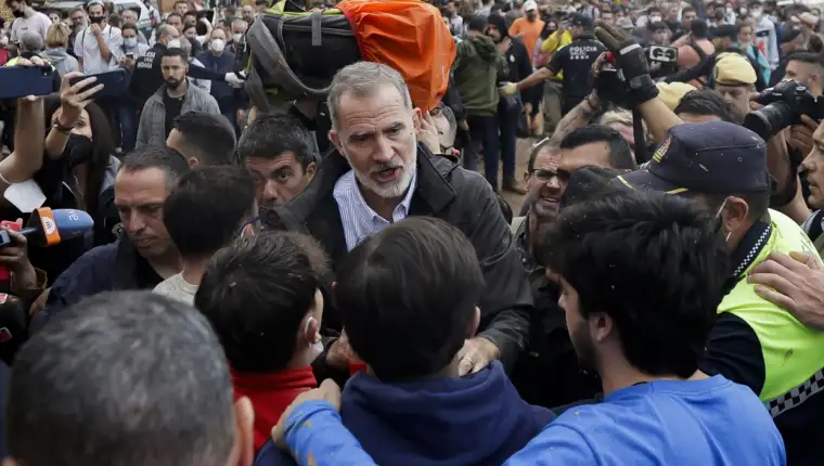 AA-20241103-36096224-36096209-SPANIJA_OGORCENI_GRADANI_GADALI_KRALJA_BLATOM